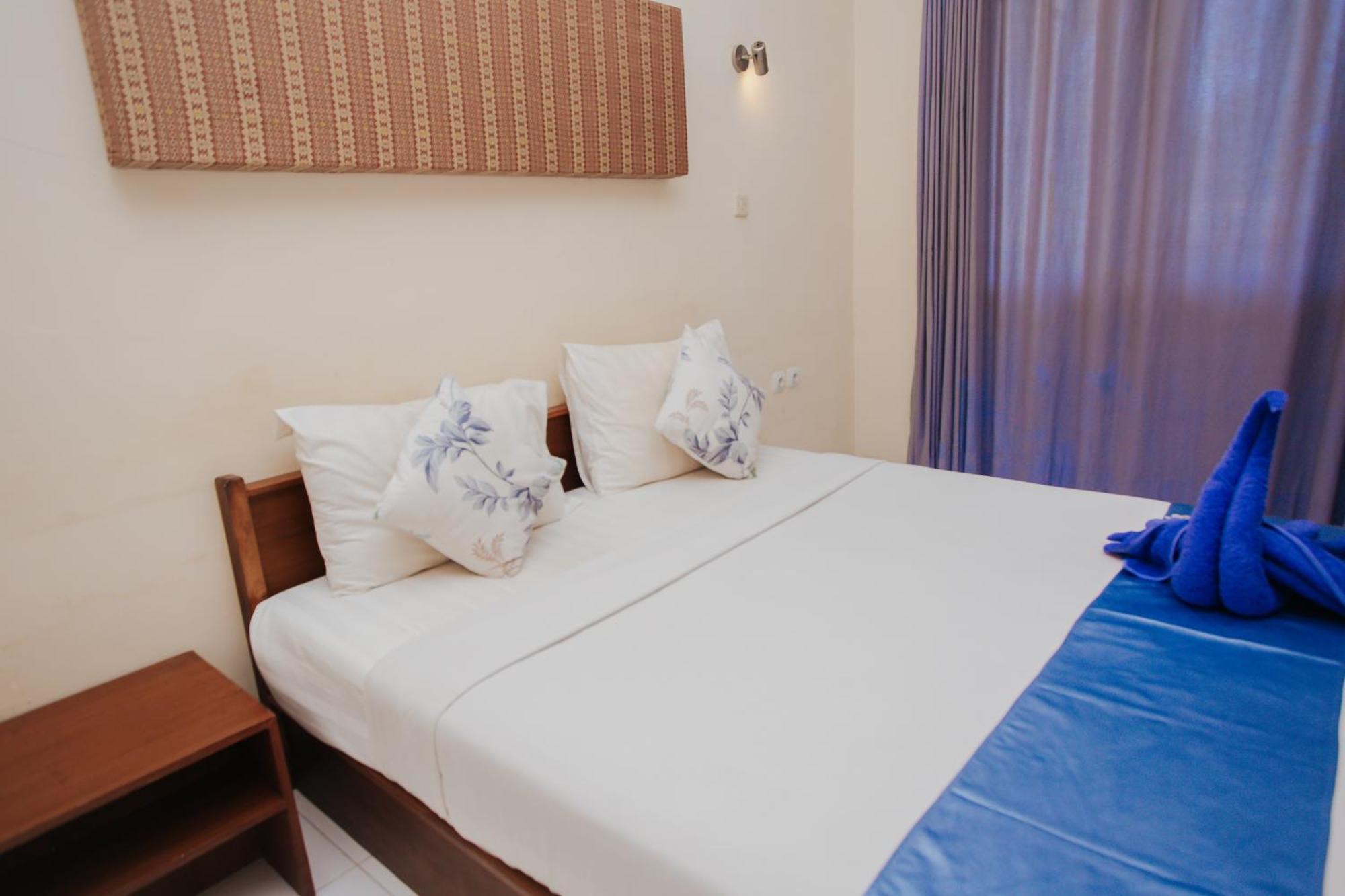 Medana Bay Marina Hotel Paloh Exterior photo