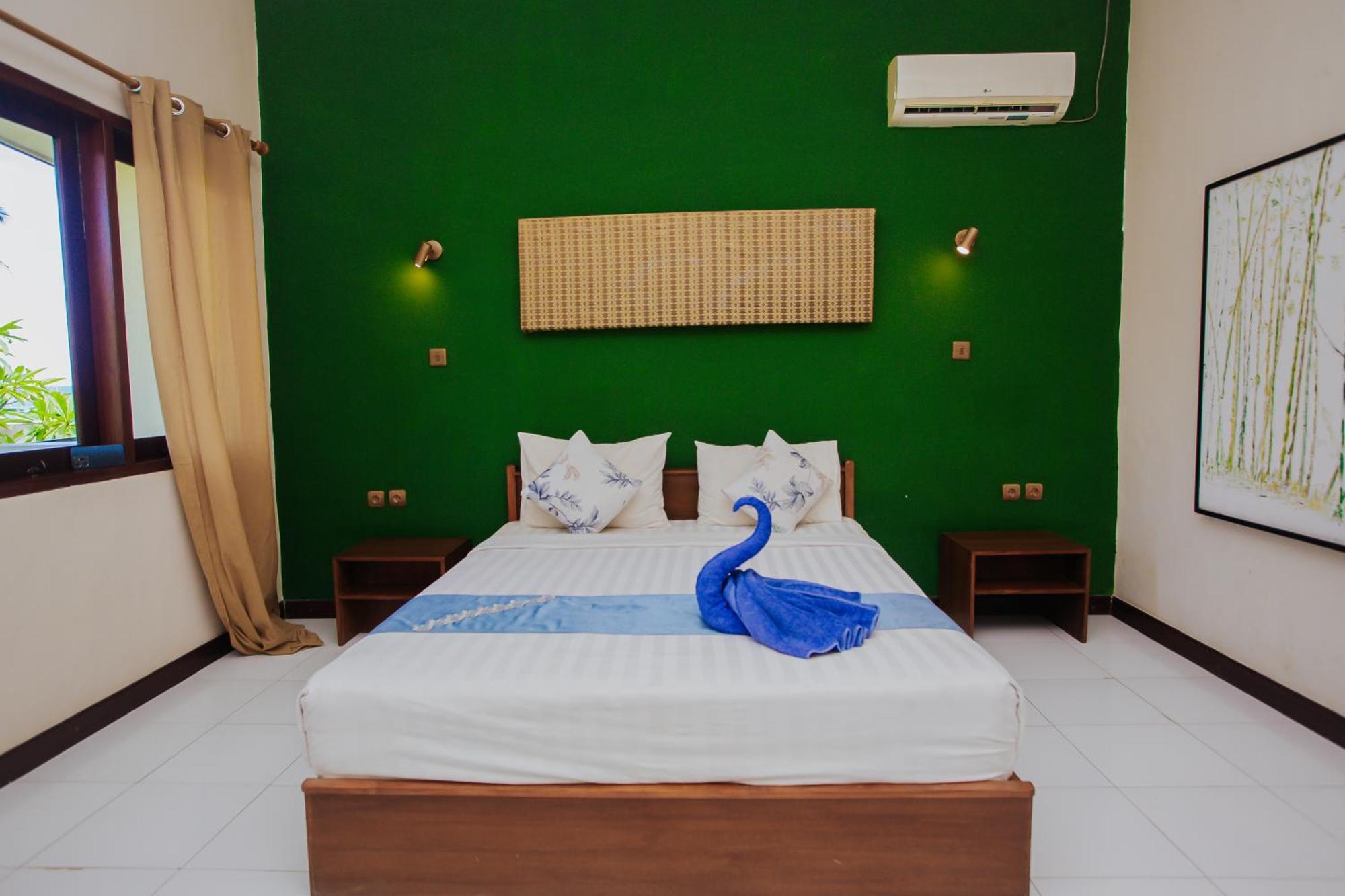 Medana Bay Marina Hotel Paloh Exterior photo